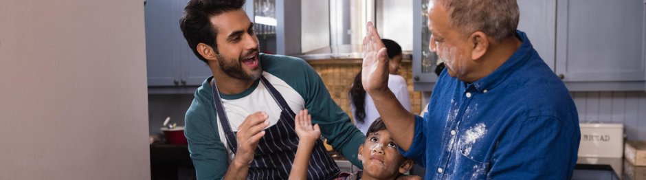 gezin in de keuken