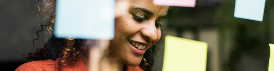 vrouw voor raam met postits